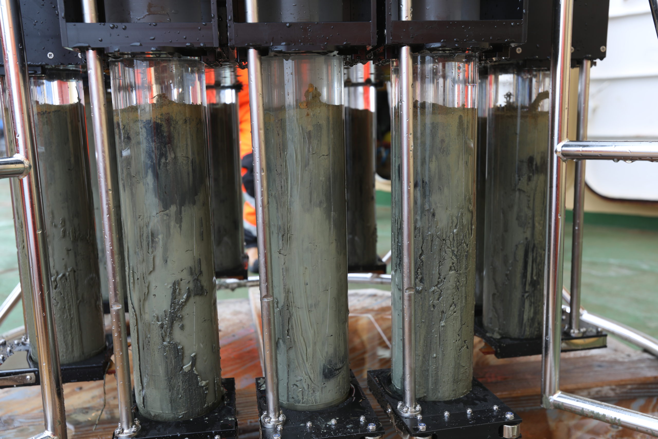 Undisturbed Benthic Sampling with Multiple Corers OSIL